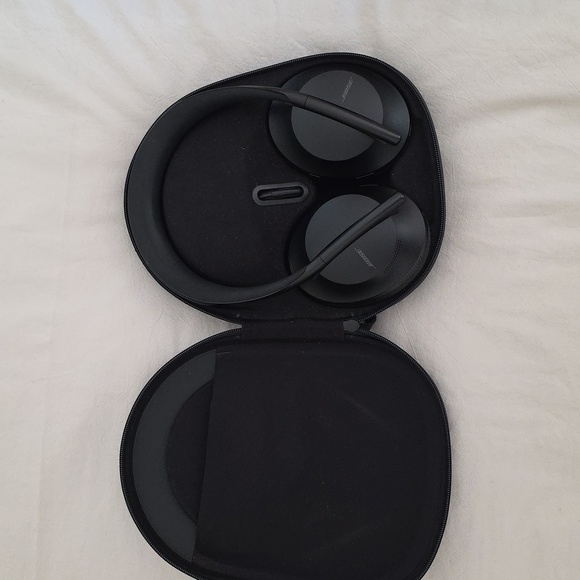 Bose 700 Black Over-Ear Noise Cancelling Headphones with Case - Picture 5 of 8